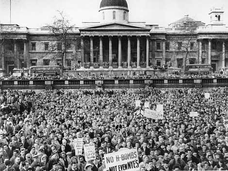 Beim zweiten Londoner Ostermarsch versammelten sich rund 20.000 Demonstranten auf dem Trafalgar Square am 30.3.1959