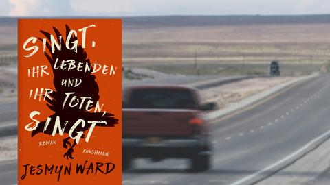 Buchcover "Singt Ihr Lebenden und Ihr Toten, Singt" von Jesmyn Ward, im Hintergrund ein Auto auf einer Straße in New Mexico