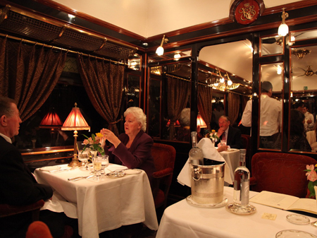Festliches Dinner im Orient Express von Calais nach Venedig Festliches Dinner im Orient Express von Calais nach Venedig