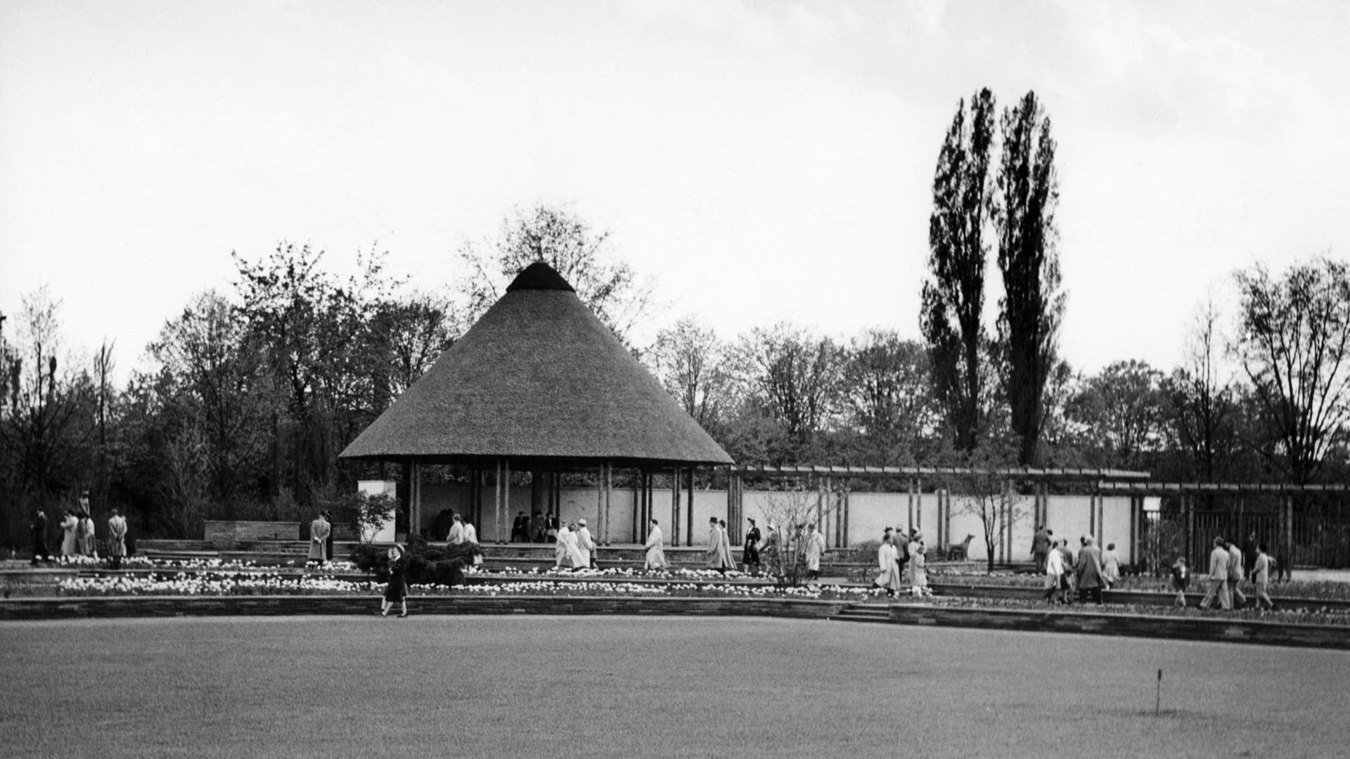 Besucher vor einem Pavillon im Stadtgarten. Die erste Bundesgartenschau (BUGA) fand am 28.04. bis 31.10.1951 in Hannover in Niedersachsen statt.