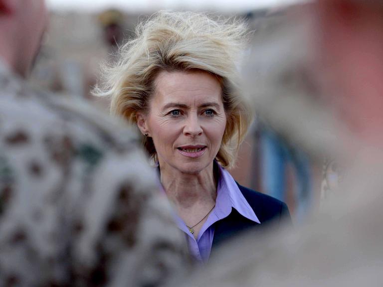 Bundesverteidigungsministerin Ursula von der Leyen spricht mit Bundeswehrsoldaten des Einsatzkontingents in Dakar im Senegal.