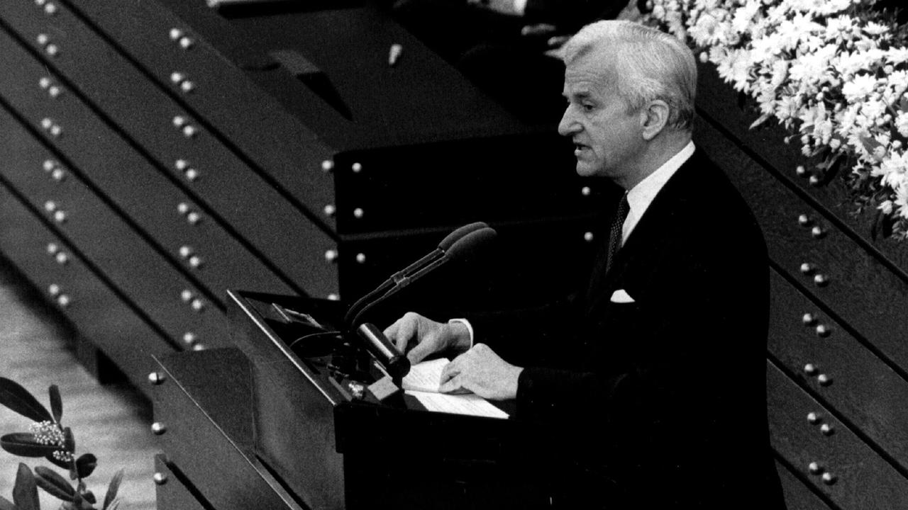 Richard von Weizsäcker 1985 bei seiner Rede am Pult des Bundestags in Bonn.