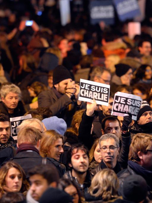 Tausende Menschen haben sich in Paris versammelt, um der Opfer des Anschlags auf das Satiremagazin "Charlie Hebdo" zu gedenken.