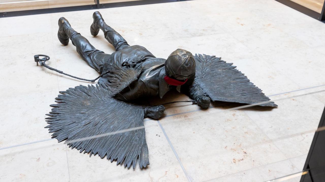 Skulptur "Der Fall Daidalos und Ikaros" im Eingangsbereich des Terminal 1 am neuen Hauptstadtflughafen.