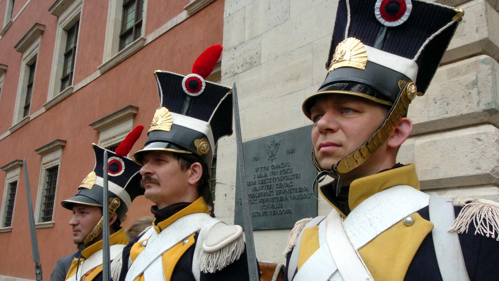 Garnisons-Soldaten in historischen Uniformen während einer Parade anlässlich des Nationalfeiertags am 3. Mai 2004 vor dem Schloß in Warschau. Polen feiert an diesem Tag die Verabschiedung der Verfassung 1791.
