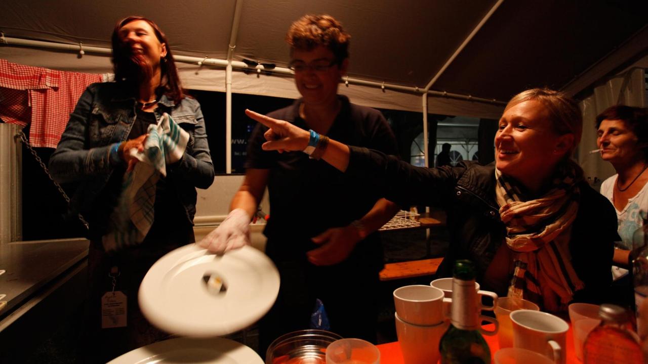 Mitglieder des Küchenteams des Haldern Pop Festivals beim Abwasch.