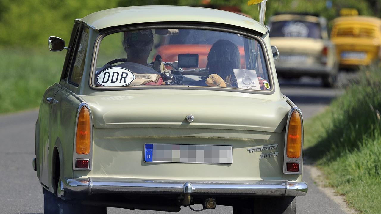 Kolonne von Autos der Marke "Trabant" mit DDR-Kennzeichen