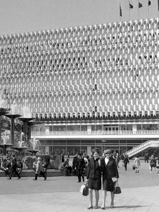 Eine Totale zeigt das Berliner Centrum Warenhaus auf dem Alexanderplatz im Jahr seiner Eröffnung 1970.