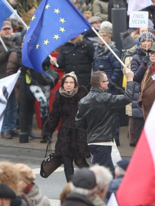 Demonstranten in Warschau mit europäischen und polnischen Fahnen