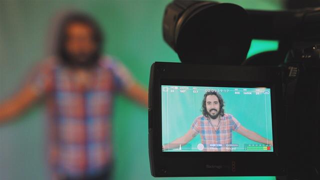Ein junger Mann spricht in die Kamera, die ihn filmt.