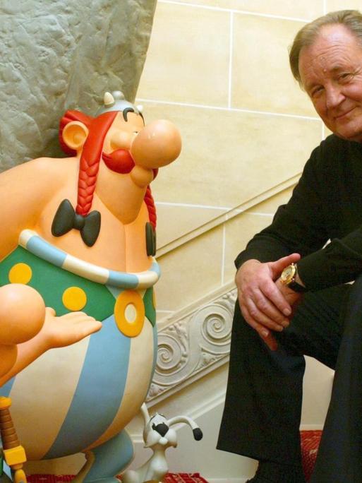 Albert Uderzo mit seinen Figuren Asterix und Obelix.