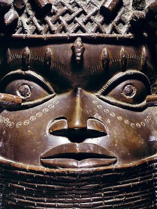Das undatierte Handout des Kunsthauses Lempertz zeigt einen Bronze-Königskopf aus dem alten westafrikanischen Reich von Benin in Köln.