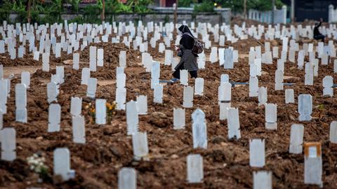 Gräber auf dem Rorotan Friedhof in Jakarta, der reserviert ist für jene Menschen, die an Covid-19 gestorben sind