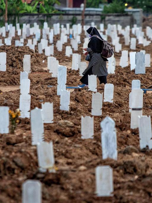 Gräber auf dem Rorotan Friedhof in Jakarta, der reserviert ist für jene Menschen, die an Covid-19 gestorben sind