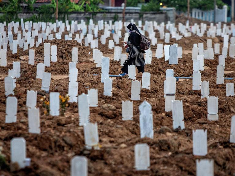 Gräber auf dem Rorotan Friedhof in Jakarta, der reserviert ist für jene Menschen, die an Covid-19 gestorben sind
