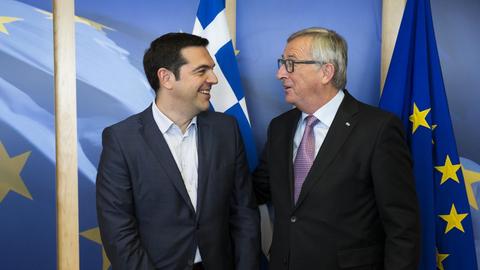 Der griechische Ministerpräsident Alexis Tsipras und EU-Kommissionspräsident Jean-Claude Juncker unterhalten sich.