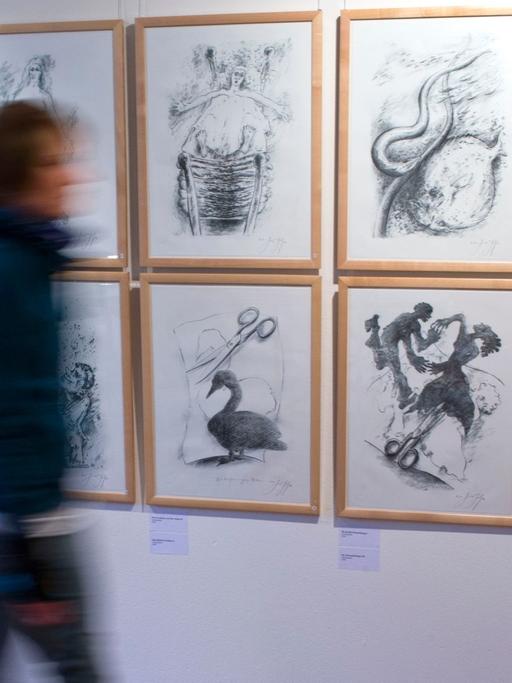 Eine Frau geht am 23.01.2013 in der Günter-Grass-Schau im Schleswig-Holstein-Haus in Schwerin (Mecklenburg-Vorpommern) an Lithographien vorbei. Vom 25.01.2013 an zeigte das Haus mehr als 100 Arbeiten auf Papier und einige Bronzen des Literatur-Nobelpreisträgers Günter Grass, der zugleich ein profilierter Zeichner und Bildhauer war.