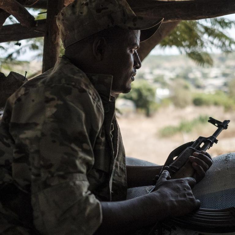 Ein Kämpfer der Amhara Special Forces auf seinem Posten in Dansha, Äthiopien