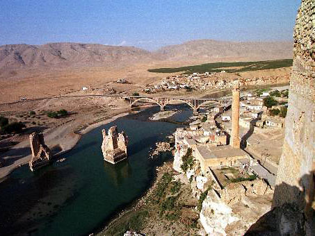 Hasankeyf ist eine antike türkische Stadtfestung am Tigris. Im Zuge des Südostanatolien-Projekts plant der türkische Staat, Hasankeyf unter Wasser zu setzen.