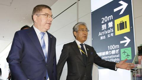 IOC-Präsident Thomas Bach am Flughafen in Tokio mit Tsunekazu Takeda vom japanischen Olympischen Komitee