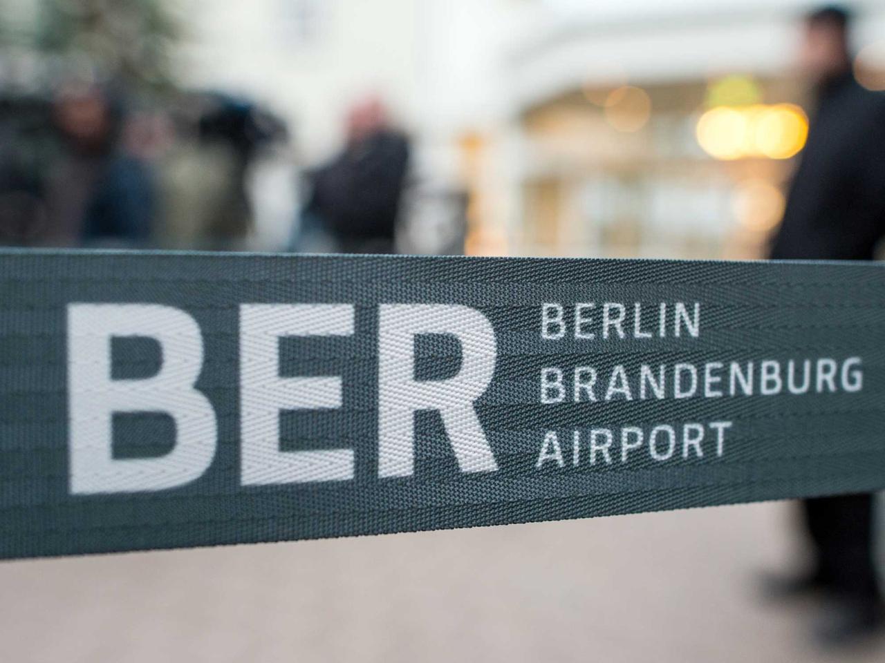 Ein Absperrband mit der Aufschrift «BER Berlin Brandenburg Airport», aufgenommen am 12.12.2014 vor der Aufsichtsratssitzung der Flughafengesellschaft Berlin-Brandenburg (FBB) in Motzen (Brandenburg). 
