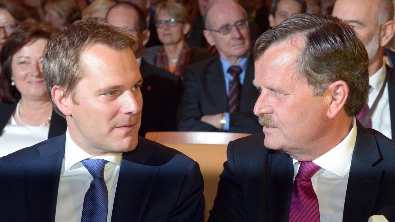 Der Bundesgesundheitsminister Daniel Bahr (FDP, l) und der Präsident der Bundesärztekammer, Frank Ulrich Montgomery, unterhalten sich am 28.05.2013 auf dem 116. Deutschen Ärztetag in Hannover (Niedersachsen). Leitthemen des Ärztetags sind das duale Kranke