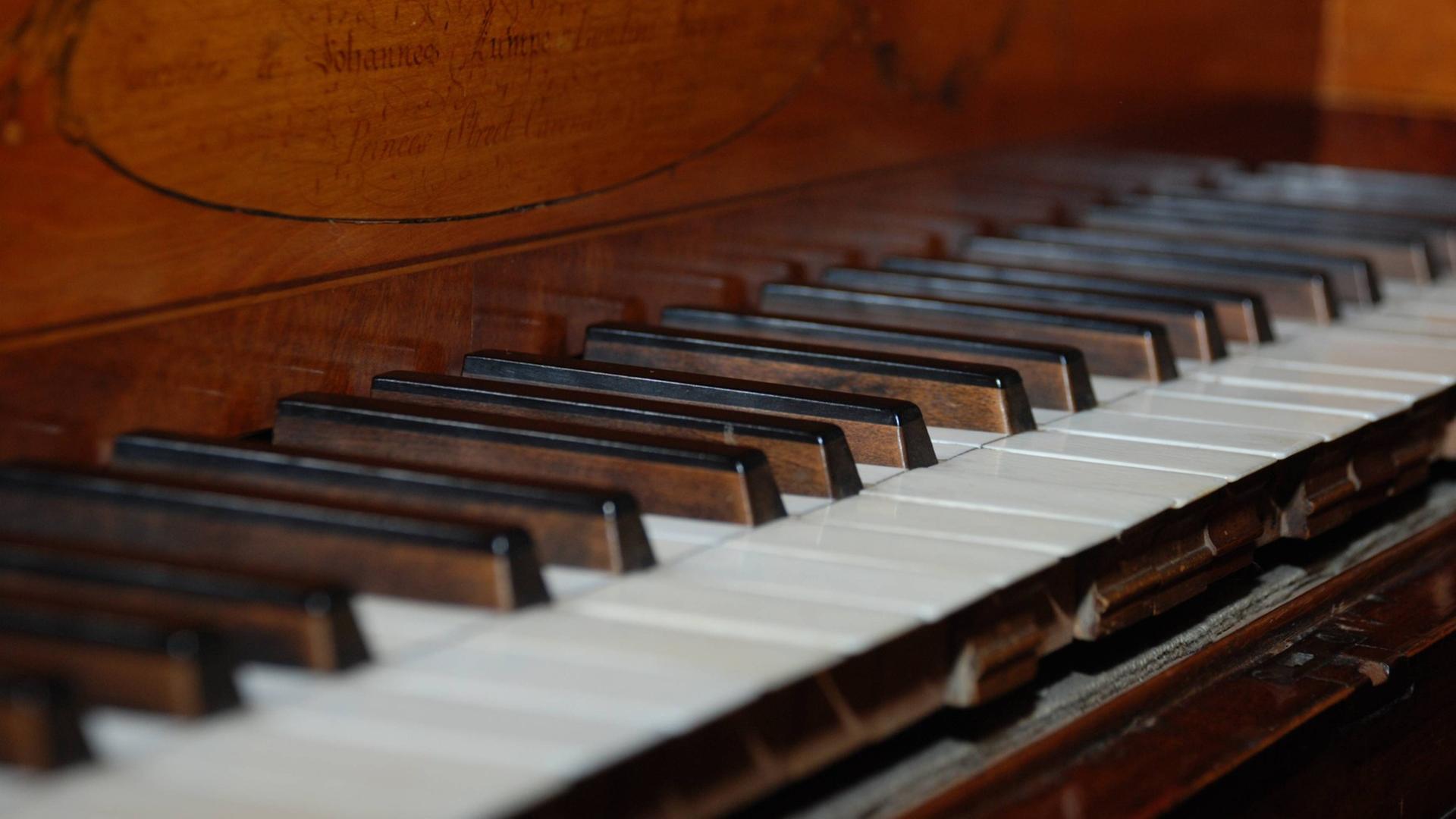 Foto von den Tasten eines frühen Klaviers