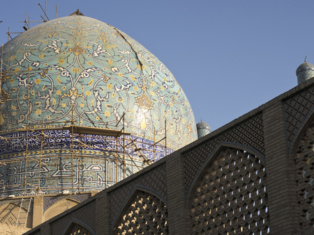 Nur Hintergrund!! Blick auf die Kuppel der Chaharbagh-Schule in Isfahan