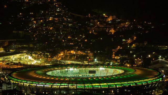 Das Maracana Stadion wird wenige Tage vor der Fußball-WM in Brasilien in den Nationalfarben gelb und grün erleuchtet.