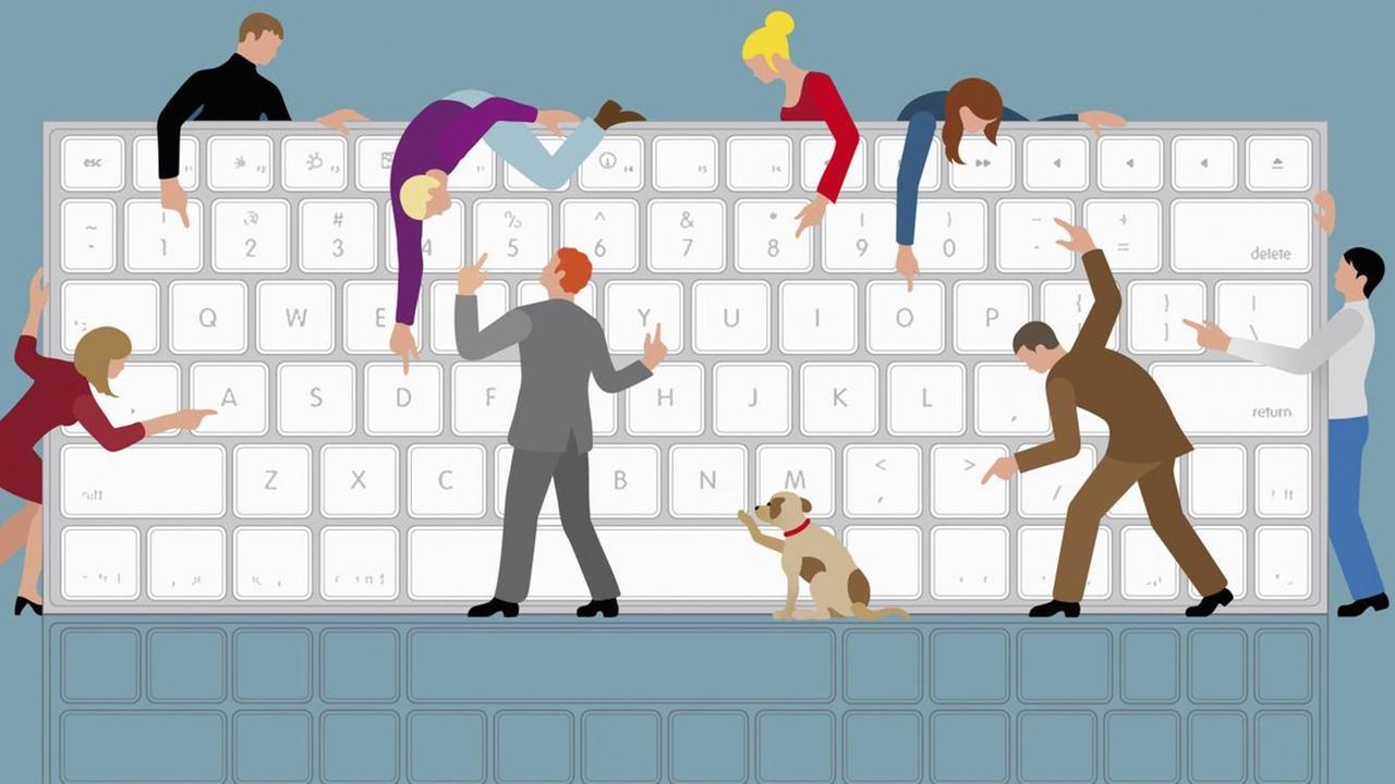 Viele Menschen teilen große Computertastatur.