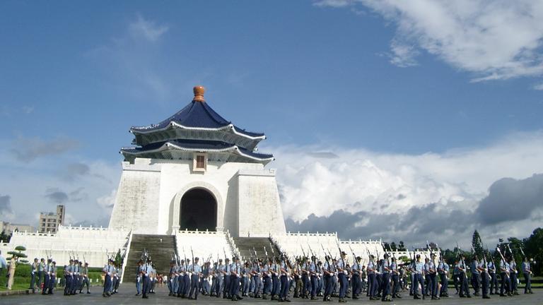 Touristen-Attraktion: der Wachwechsel vor der Chiang-Kai-shek-Gedenkhalle