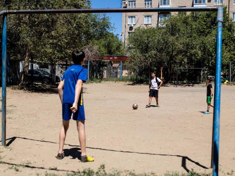 Kinder in Wolgograd beim Fußballspielen am 23. Juni 2018