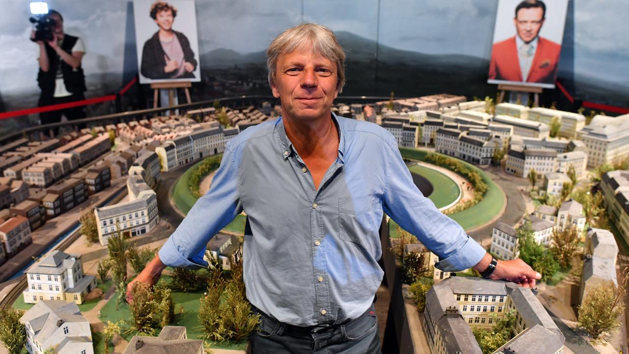 Der Regisseur Andreas Dresen posiert im August 2016 im Filmpark Babelsberg in Potsdam im Szenenbild seines Filmes "Timm Thaler oder das verkaufte Lachen". 