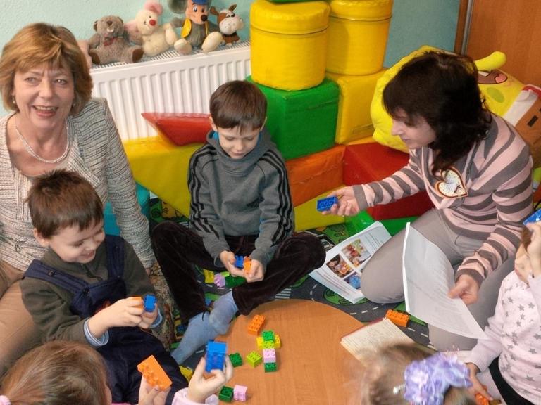 Daniela Schadt, Unicef-Schirmherrin und Lebensgefährtin von Bundespräsident Joachim Gauck, besucht in der Ostukraine ein Projekt des Kinderhilfswerks.