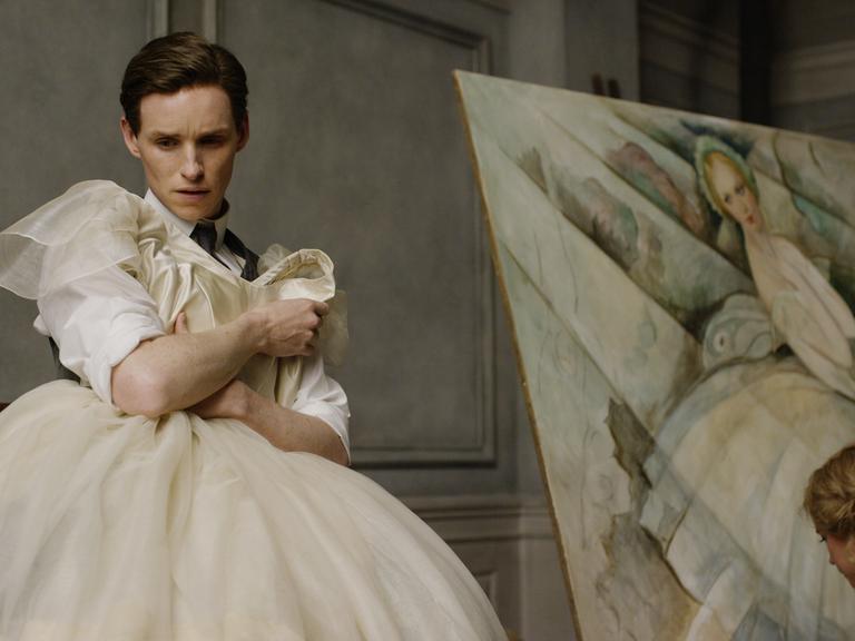 Die Filmszene zeigt Eddi Redmayne (l) als Einar Wegener im Film "The Danish Girl"