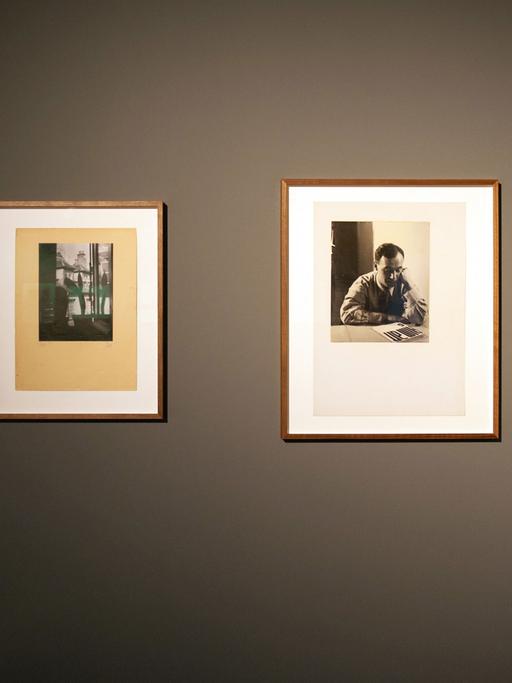 Fotos der Ausstellung "Ein Koffer voller Bilder" hängen im Amerika Haus der Galerie C/O Berlin. C/O Berlin präsentiert weltweit als erste Institution eine große Retrospektive von Lore Krüger.
