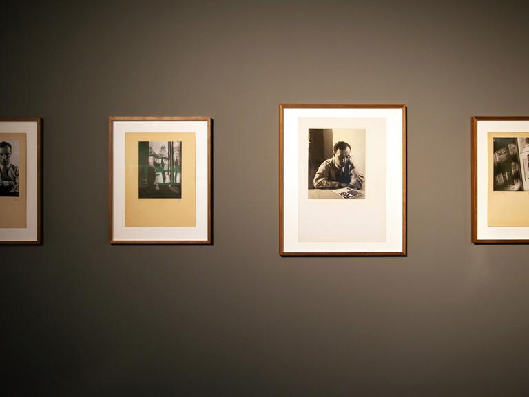 Fotos der Ausstellung "Ein Koffer voller Bilder" hängen im Amerika Haus der Galerie C/O Berlin. C/O Berlin präsentiert weltweit als erste Institution eine große Retrospektive von Lore Krüger.