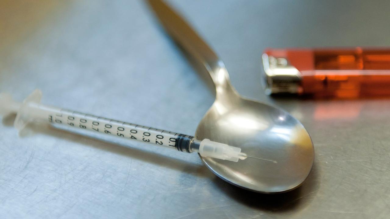 Spritze, Löffel, Feuerzeug - Utensilien, die zum Heroinkonsum genutzt werden.