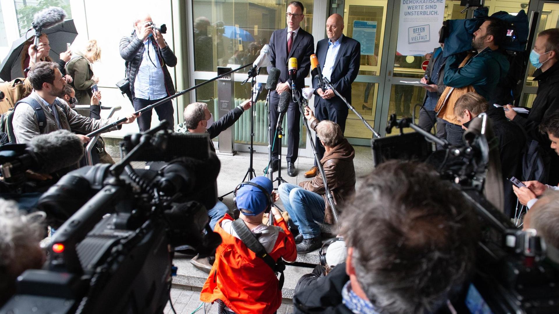 Holger Matt (Mitte links), Anwalt der Familie Lübcke, und Dirk Metz (Mitte rechts), Sprecher der Familie Lübcke, geben vor dem Prozessauftakt im Mordfall Lübcke ein Statement ab vor den wartenden Journalisten.