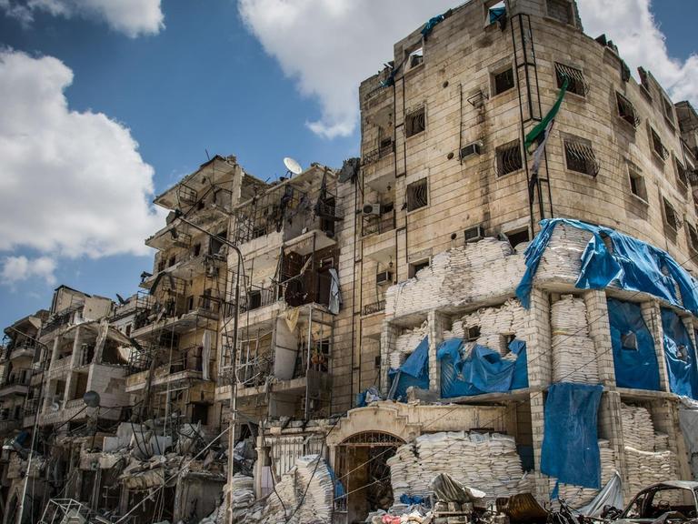Ein zerstörtes Krankenhaus in Aleppo ist mit Sandsäcken verbarrikadiert.