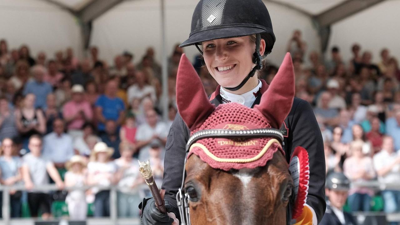 Ein Close-Up zeigt die Siegerin beim großen Preis um die Goldene Peitsche beim Burgturnier Hardenberg Finja Bormann auf Ihrem Pferd sitzend.