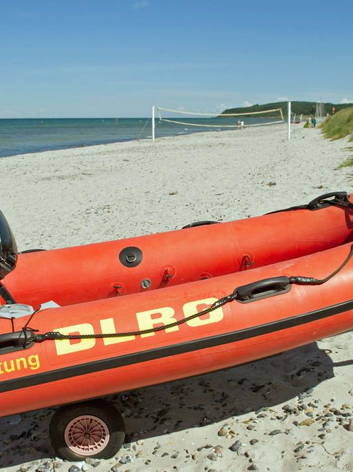 Ein Schlauchboot der Wasserrettung der DLRG steht am 25.06.2014 am Strand im Fischerdorf Vitte auf der Insel Hiddensee (Mecklenburg-Vorpommern). Foto: Stefan Sauer