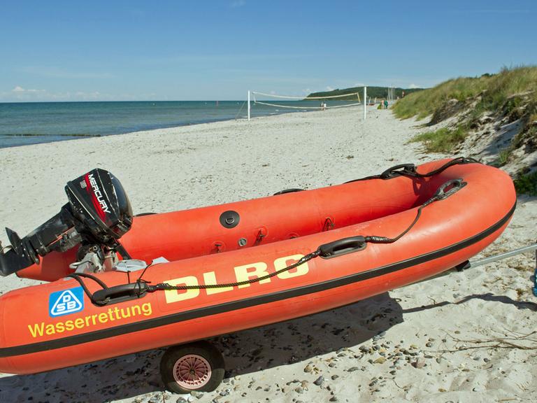 Ein Schlauchboot der Wasserrettung der DLRG steht am 25.06.2014 am Strand im Fischerdorf Vitte auf der Insel Hiddensee (Mecklenburg-Vorpommern). Foto: Stefan Sauer