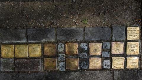 Mehrere verlegte Stolperteine in Hamburg.