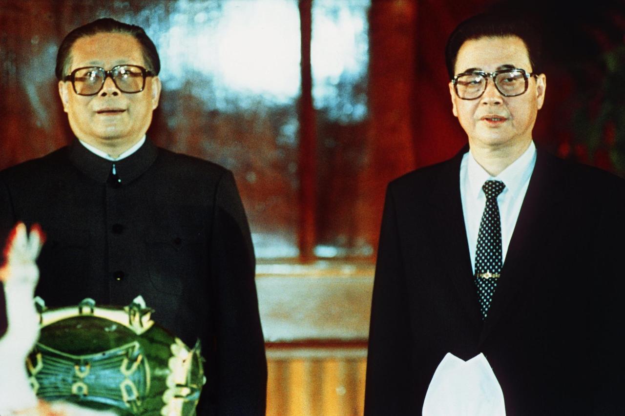 Jiang Zemin (l), der Generalsekretär der Kommunistischen Partei Chinas, mit dem chinesischen Premierminister Li Peng am 30.9.1989 während eines Banketts in der Großen Halle des Volkes anlässlich des 40-jährigen Staatsjubiläums der Volksrepublik China. |