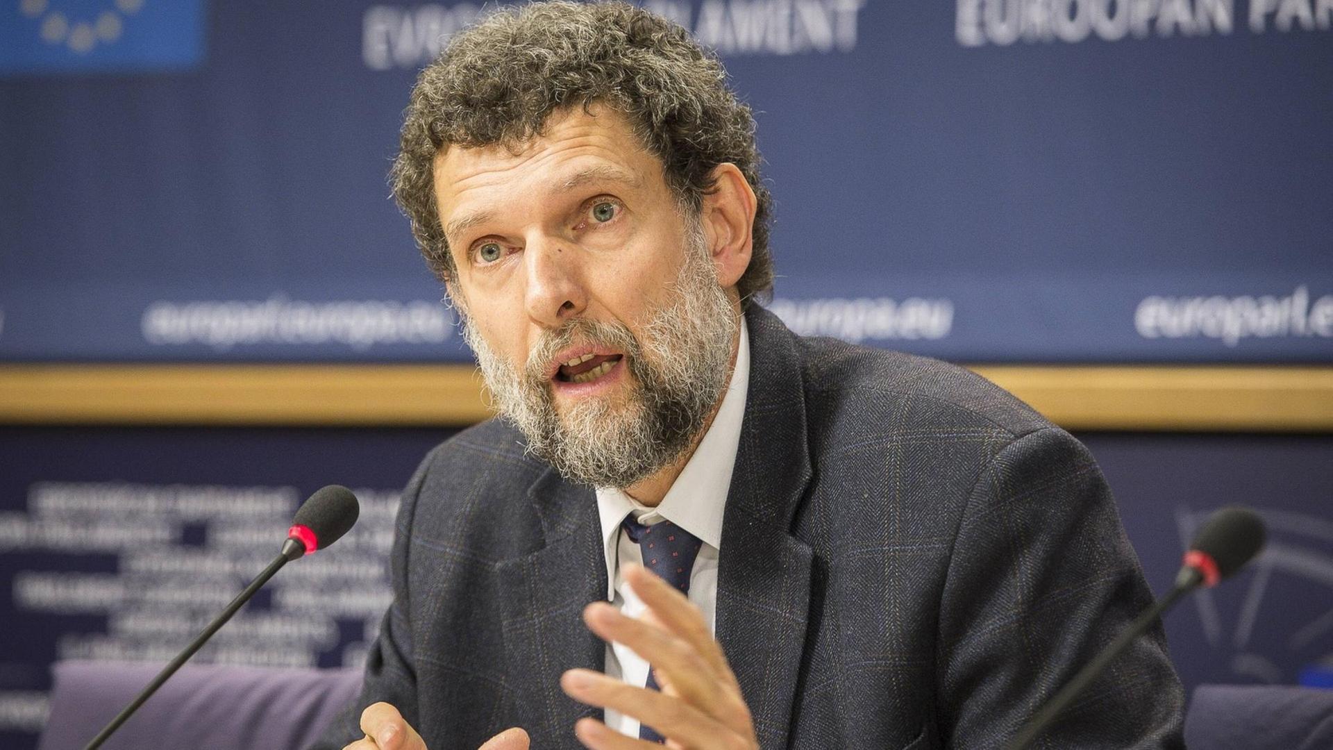 Osman Kavala, der Präsident der türkischen Kulturorganisation Anadolu Kultur, bei einer Pressekonferenz im Europäischen Parlament am 11.12.2014 Osman Kavala, der Präsident der türkischen Kulturorganisation Anadolu Kultur, bei einer Pressekonferenz im Europäischen Parlament am 11.12.2014