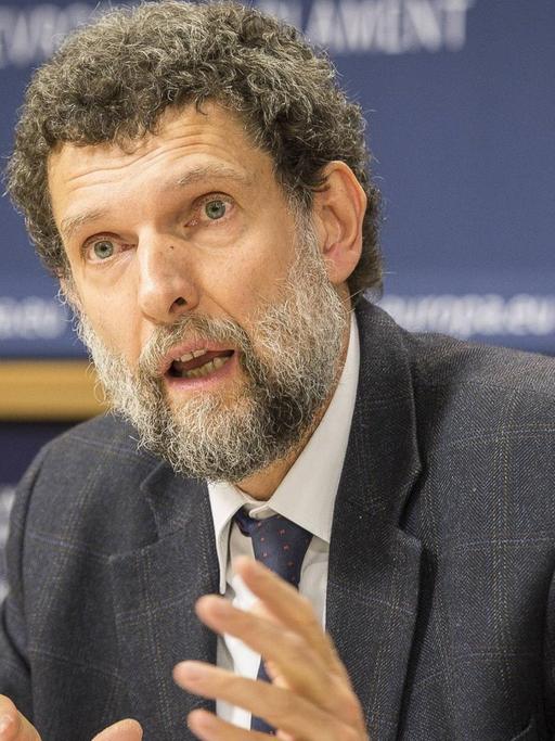 Osman Kavala, der Präsident der türkischen Kulturorganisation Anadolu Kultur, bei einer Pressekonferenz im Europäischen Parlament am 11.12.2014
