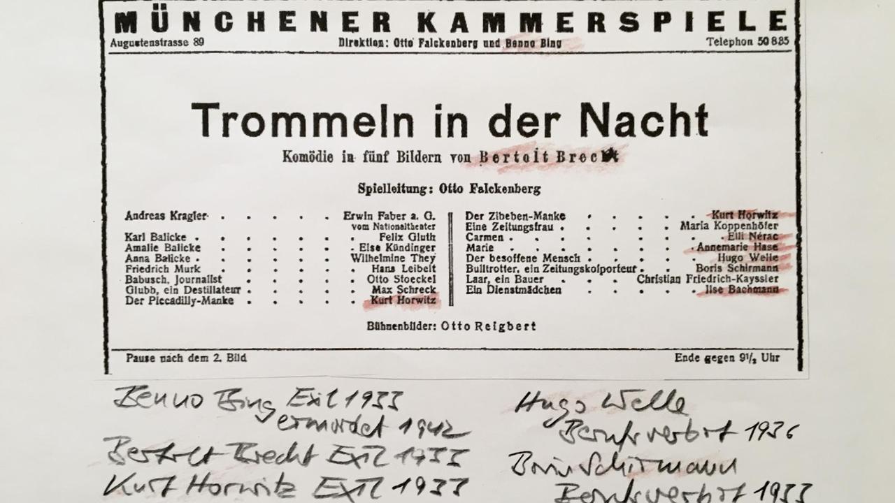 Auf dem Premierenzettel des Theaterstücks "Trommeln in der Nacht" an den Münchener Kammerspiel (1922) sind die vom NS-Regime verfolgten Mitarbeiterinnen und Mitarbeiter verzeichnet.
