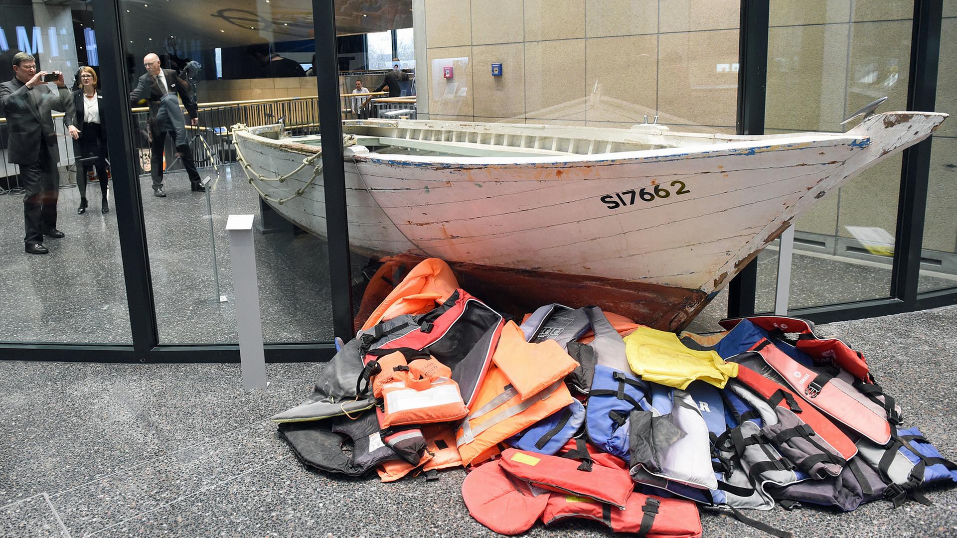 Ein Flüchtlingsboot aus dem Mittelmeer ist im Haus der Geschichte in Bonn in der wiedereröffneten Dauerausstellung zu sehen.