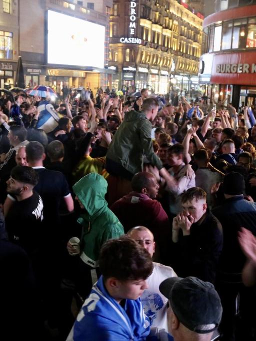 Schottische Fans feiern auf dem Leicester Square in London das Unentschieden ihrer Mannschaft gegen England bei der Fußballeuropameisterschaft